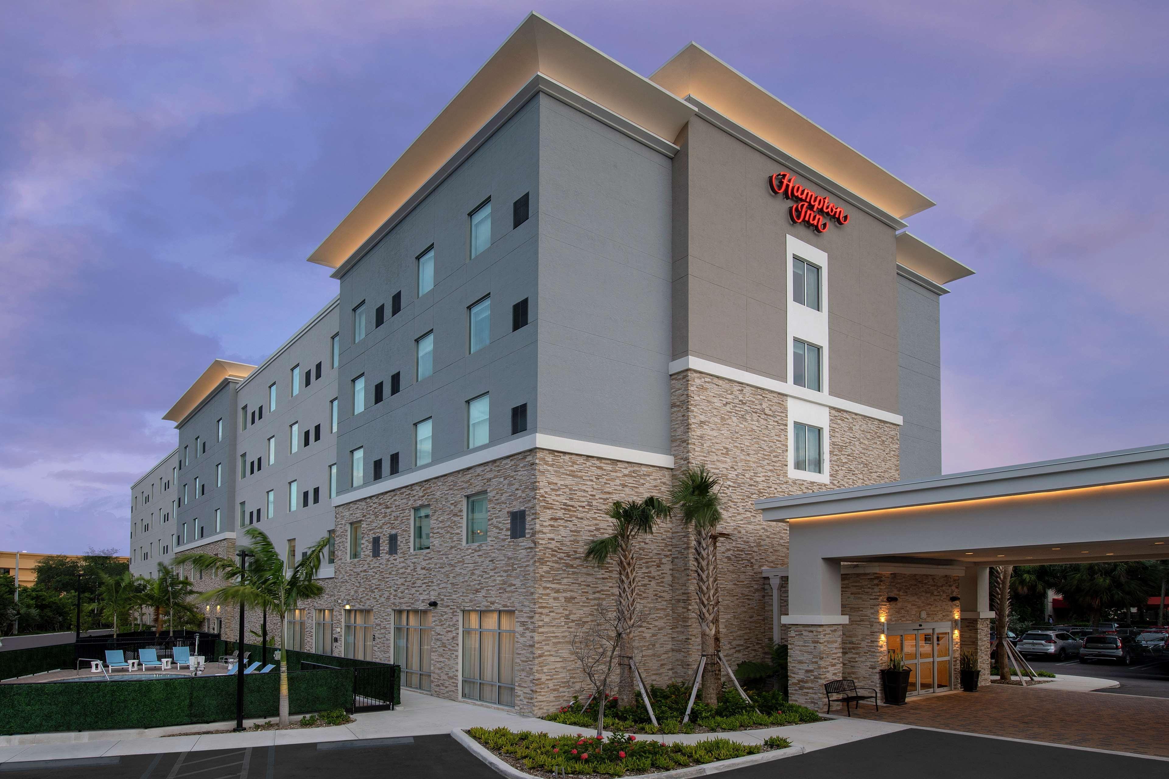 Hampton Inn Miami Airport East Exterior photo